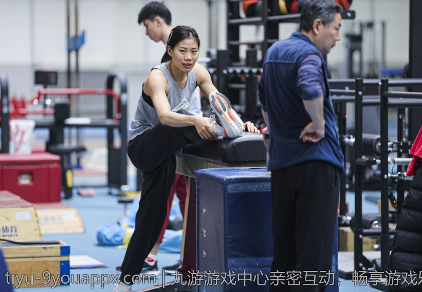 九游游戏中心亲密互动，畅享游戏乐趣